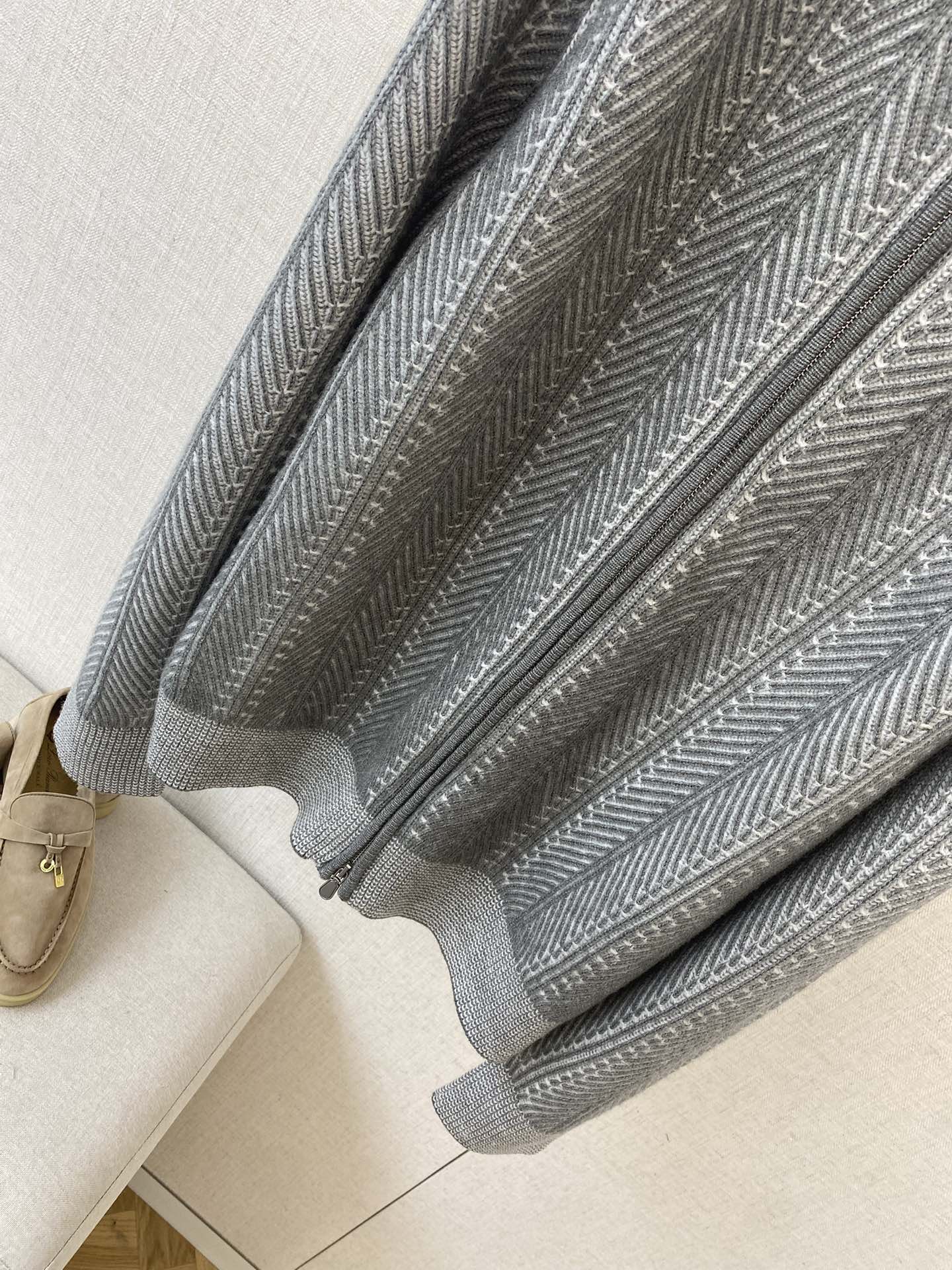 Brunello Cucinelli Strickjacke in Hellgrau mit Stehkragen und Zwei-Wege-Reißverschluss