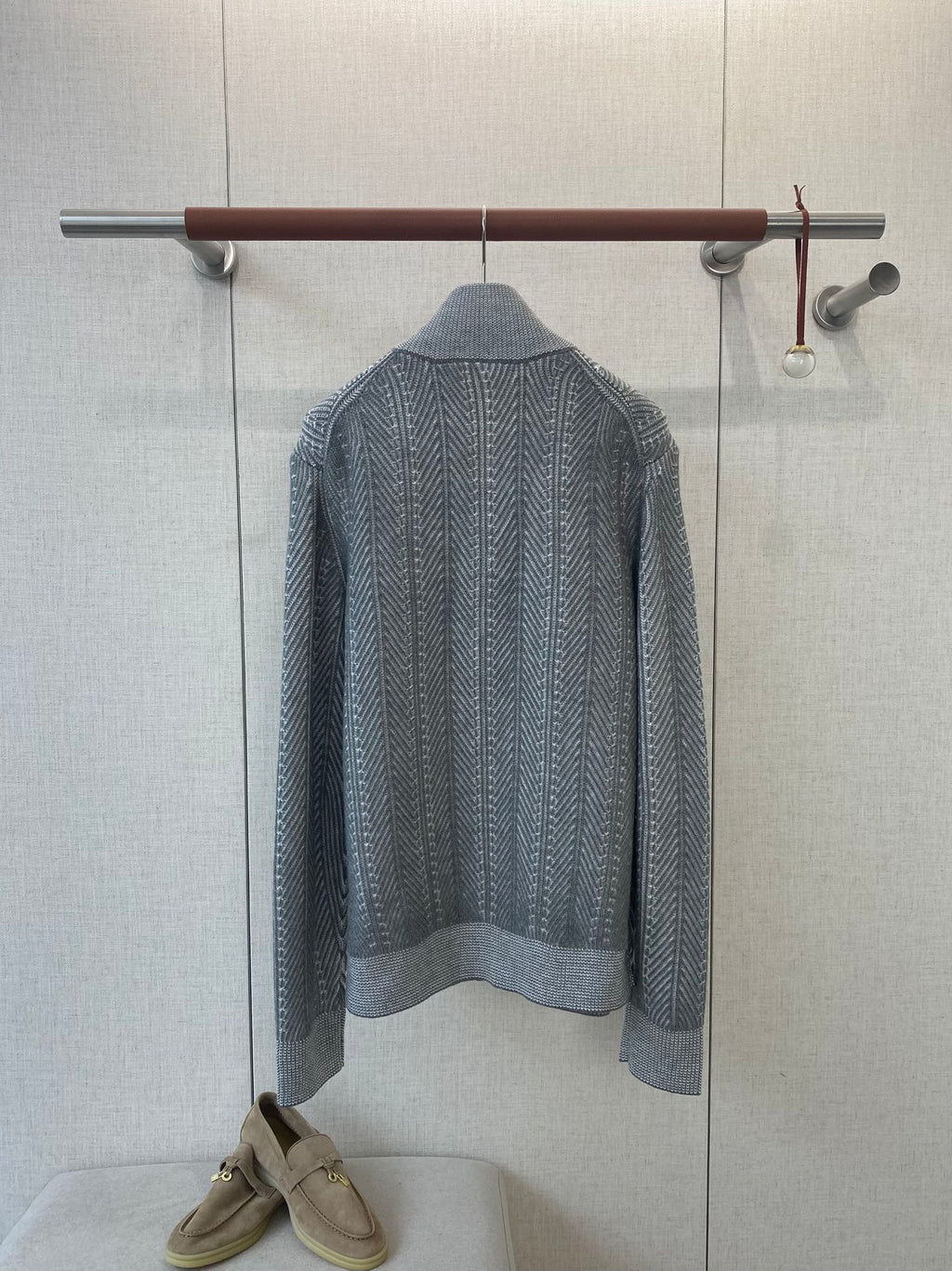 Brunello Cucinelli Strickjacke in Hellgrau mit Stehkragen und Zwei-Wege-Reißverschluss