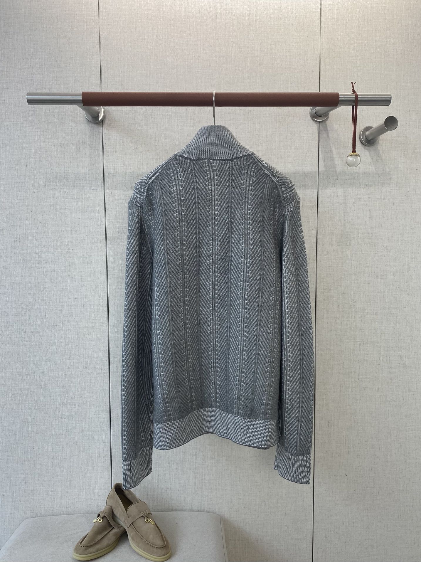 Brunello Cucinelli Strickjacke in Hellgrau mit Stehkragen und Zwei-Wege-Reißverschluss