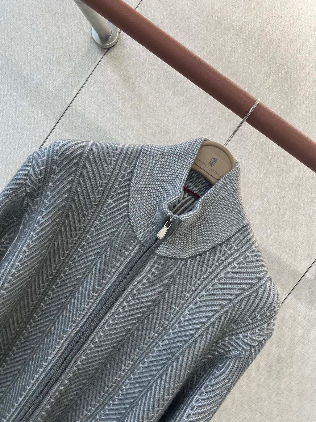 Brunello Cucinelli Strickjacke in Hellgrau mit Stehkragen und Zwei-Wege-Reißverschluss