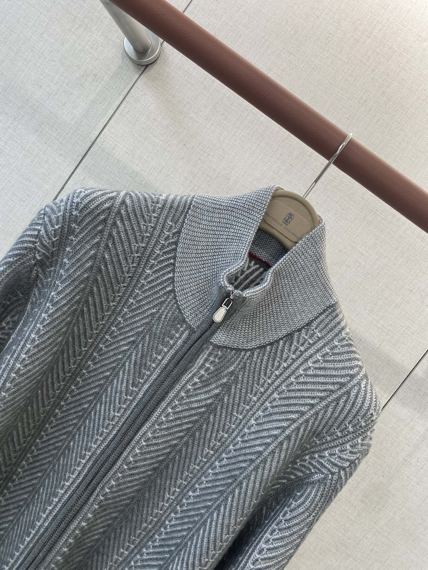 Brunello Cucinelli Strickjacke in Hellgrau mit Stehkragen und Zwei-Wege-Reißverschluss