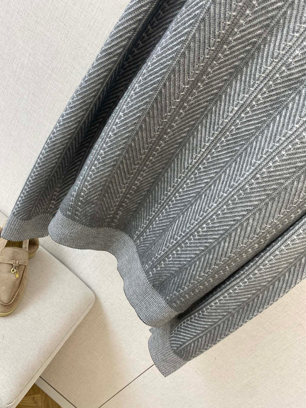 Brunello Cucinelli Strickjacke in Hellgrau mit Stehkragen und Zwei-Wege-Reißverschluss