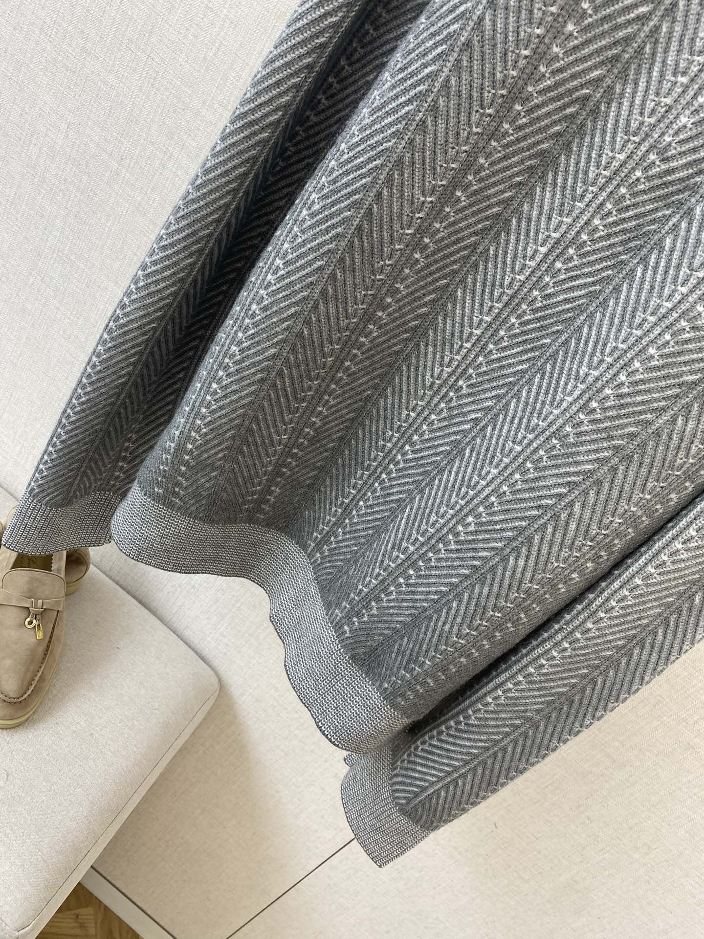 Brunello Cucinelli Strickjacke in Hellgrau mit Stehkragen und Zwei-Wege-Reißverschluss