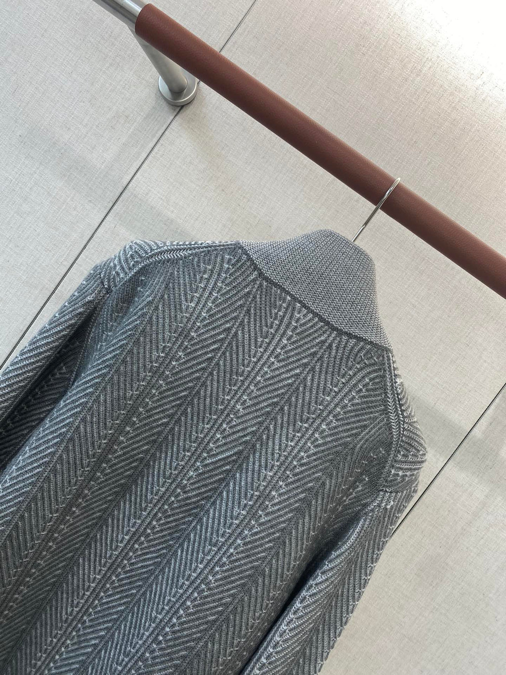 Brunello Cucinelli Strickjacke in Hellgrau mit Stehkragen und Zwei-Wege-Reißverschluss