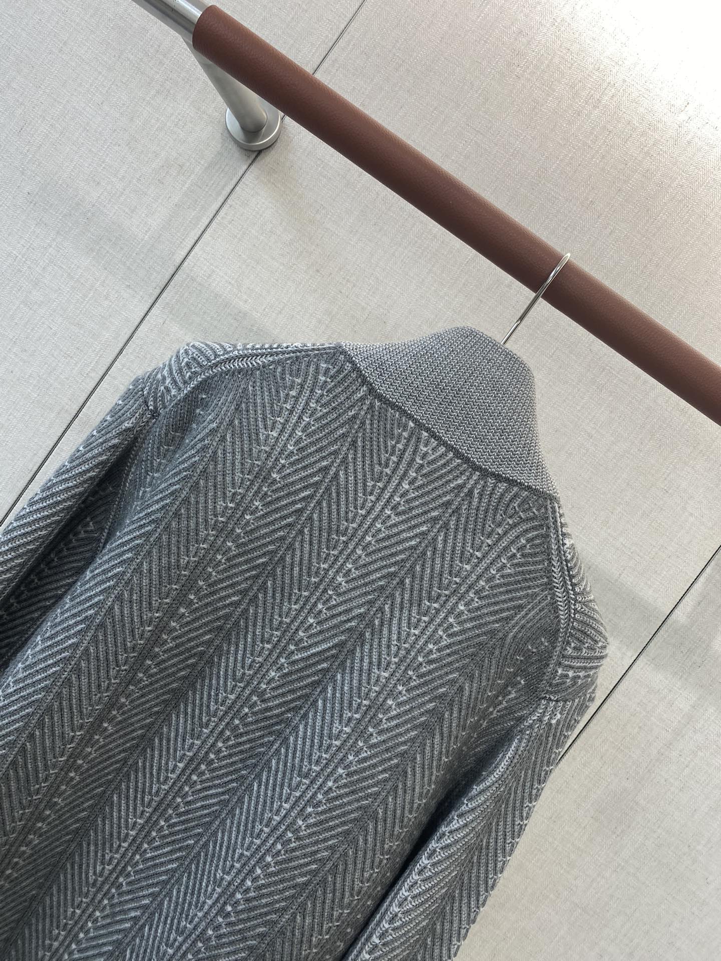 Brunello Cucinelli Strickjacke in Hellgrau mit Stehkragen und Zwei-Wege-Reißverschluss