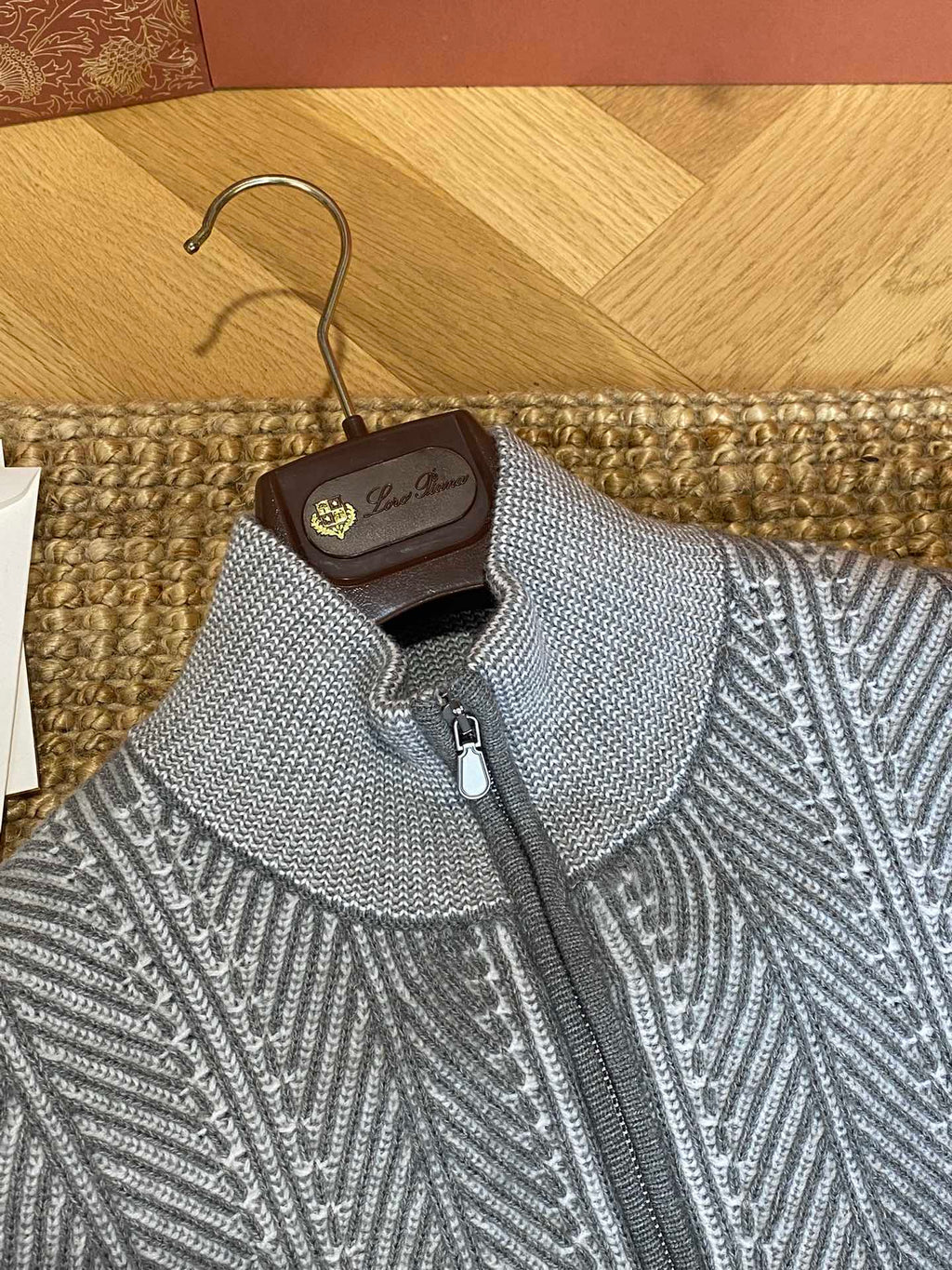 Brunello Cucinelli Strickjacke in Hellgrau mit Stehkragen und Zwei-Wege-Reißverschluss