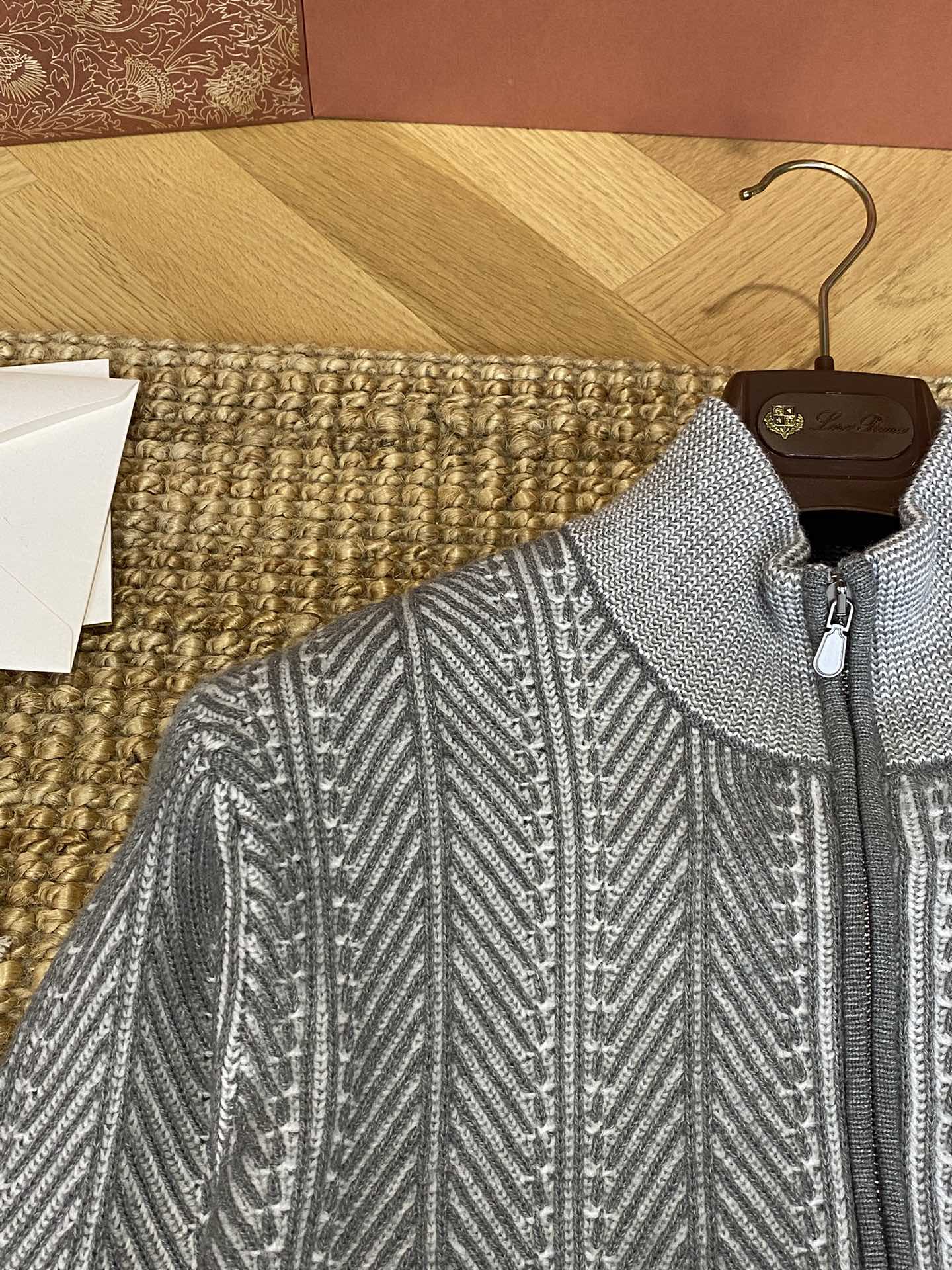 Brunello Cucinelli Strickjacke in Hellgrau mit Stehkragen und Zwei-Wege-Reißverschluss