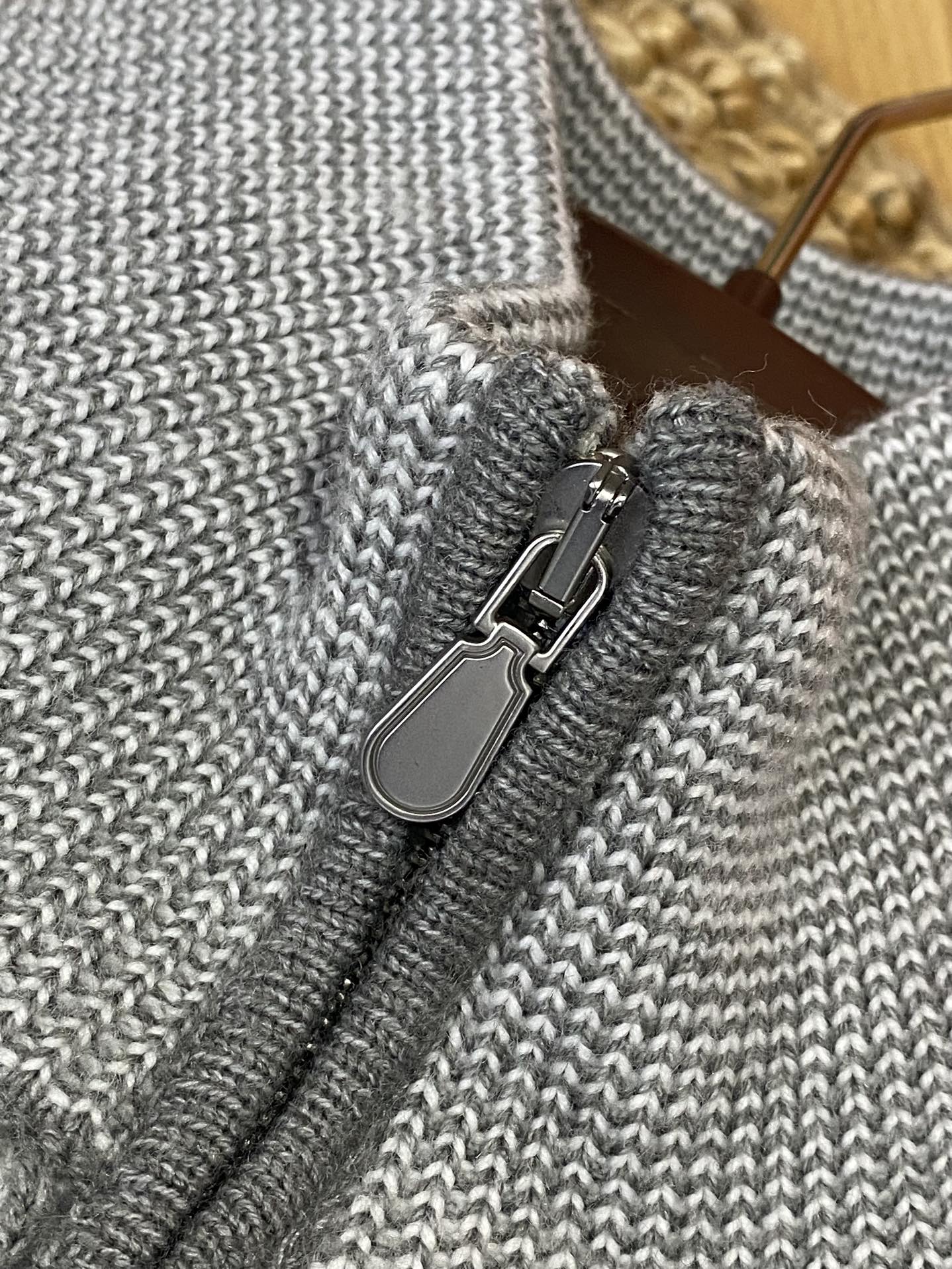 Brunello Cucinelli Strickjacke in Hellgrau mit Stehkragen und Zwei-Wege-Reißverschluss