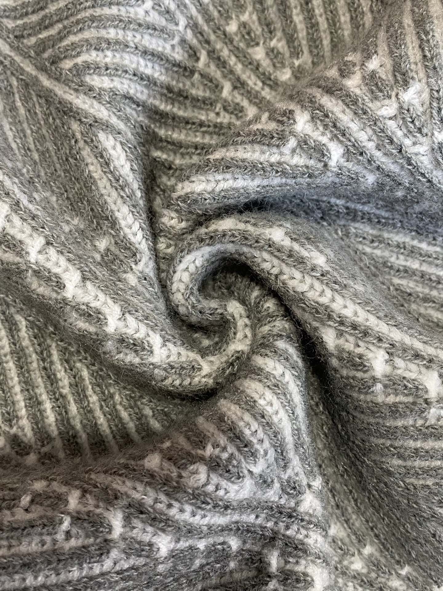 Brunello Cucinelli Strickjacke in Hellgrau mit Stehkragen und Zwei-Wege-Reißverschluss