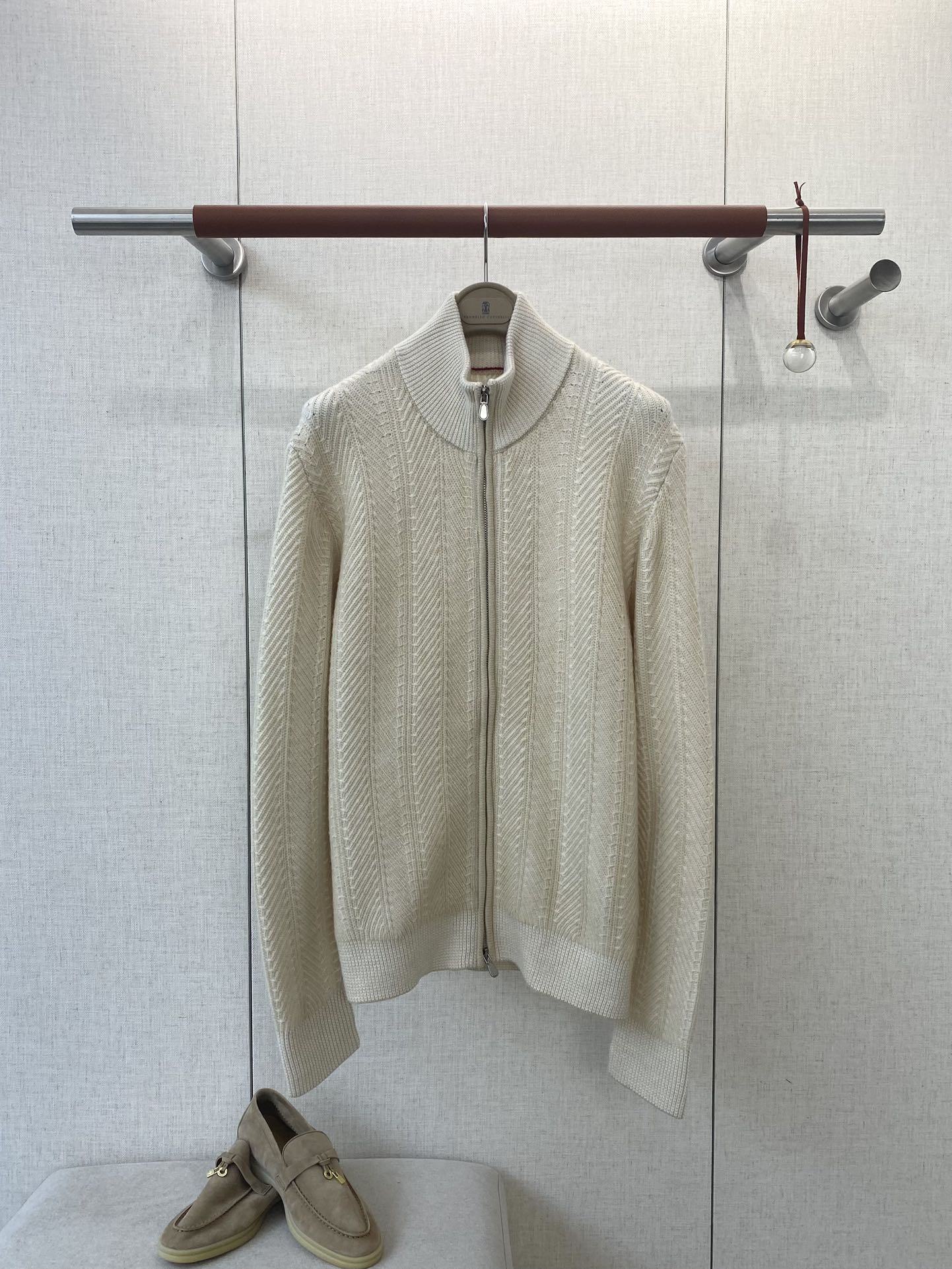 Brunello Cucinelli Strickjacke in Creme mit Stehkragen und Zwei-Wege-Reißverschluss