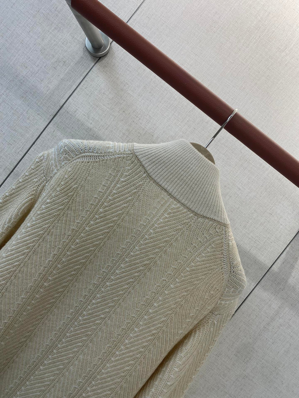 Brunello Cucinelli Strickjacke in Creme mit Stehkragen und Zwei-Wege-Reißverschluss