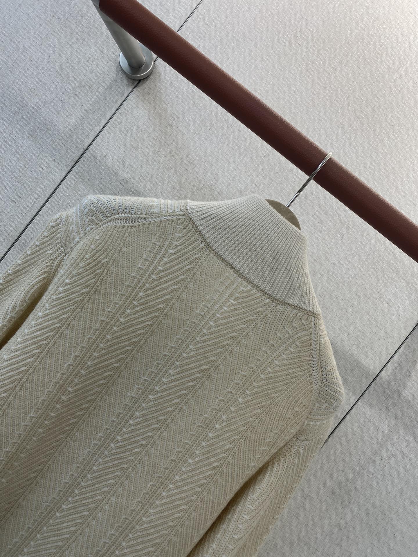 Brunello Cucinelli Strickjacke in Creme mit Stehkragen und Zwei-Wege-Reißverschluss