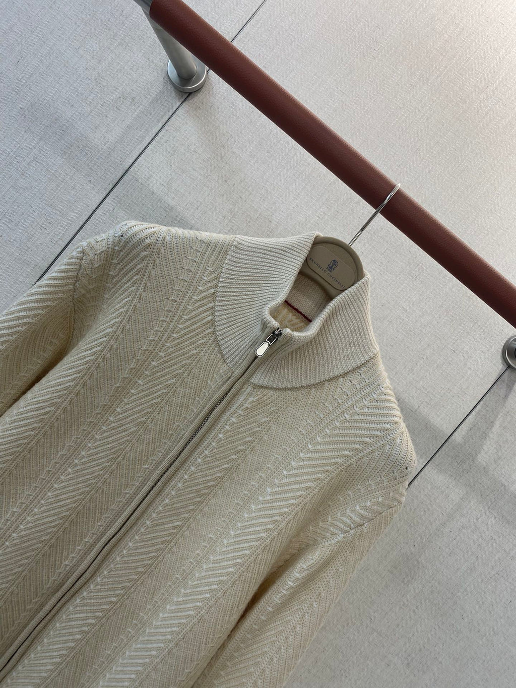 Brunello Cucinelli Strickjacke in Creme mit Stehkragen und Zwei-Wege-Reißverschluss