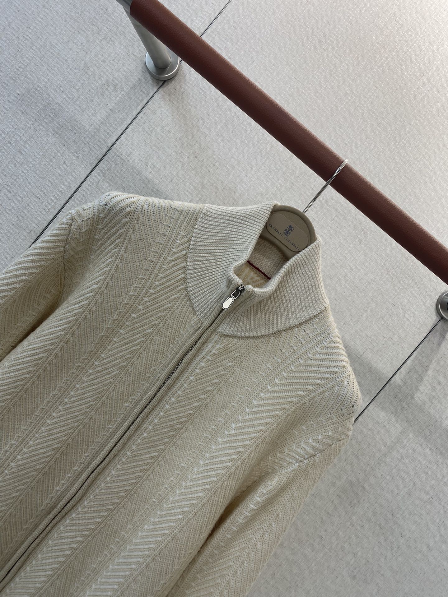 Brunello Cucinelli Strickjacke in Creme mit Stehkragen und Zwei-Wege-Reißverschluss