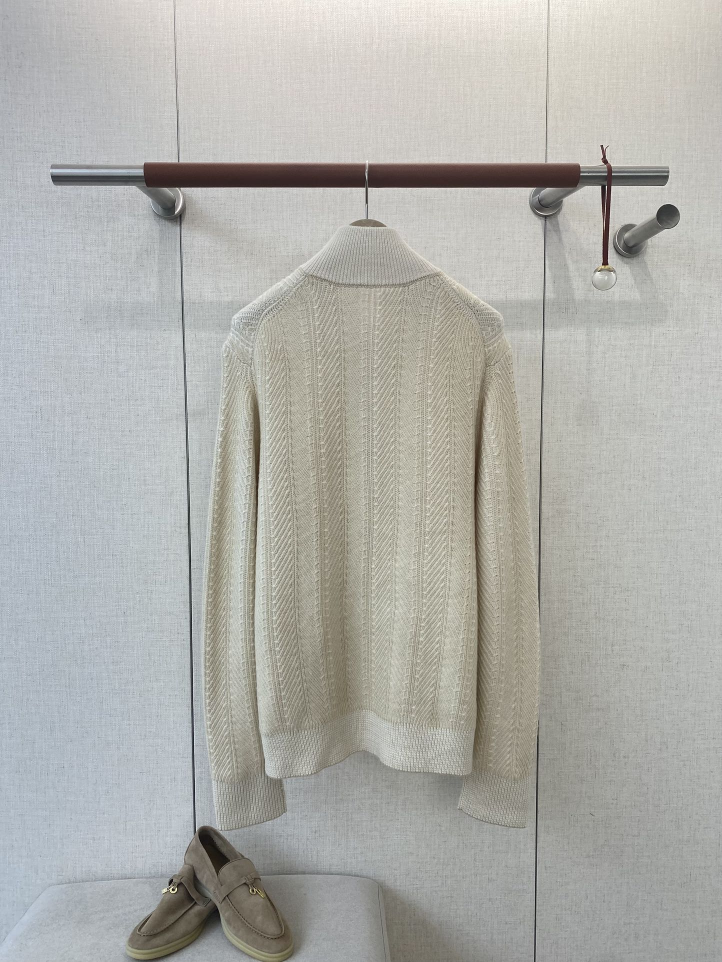 Brunello Cucinelli Strickjacke in Creme mit Stehkragen und Zwei-Wege-Reißverschluss