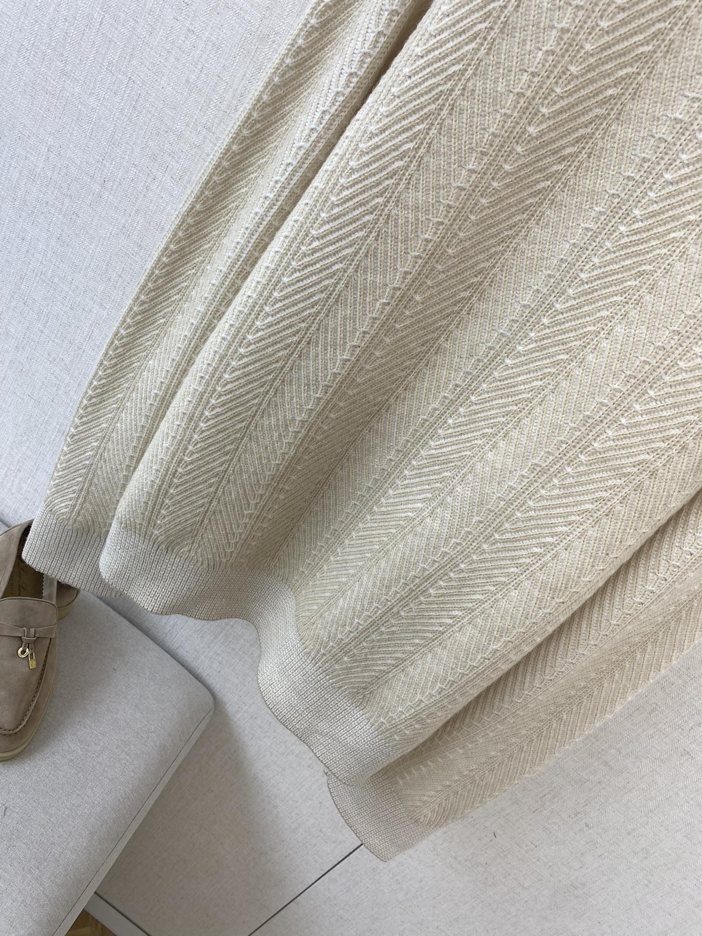 Brunello Cucinelli Strickjacke in Creme mit Stehkragen und Zwei-Wege-Reißverschluss