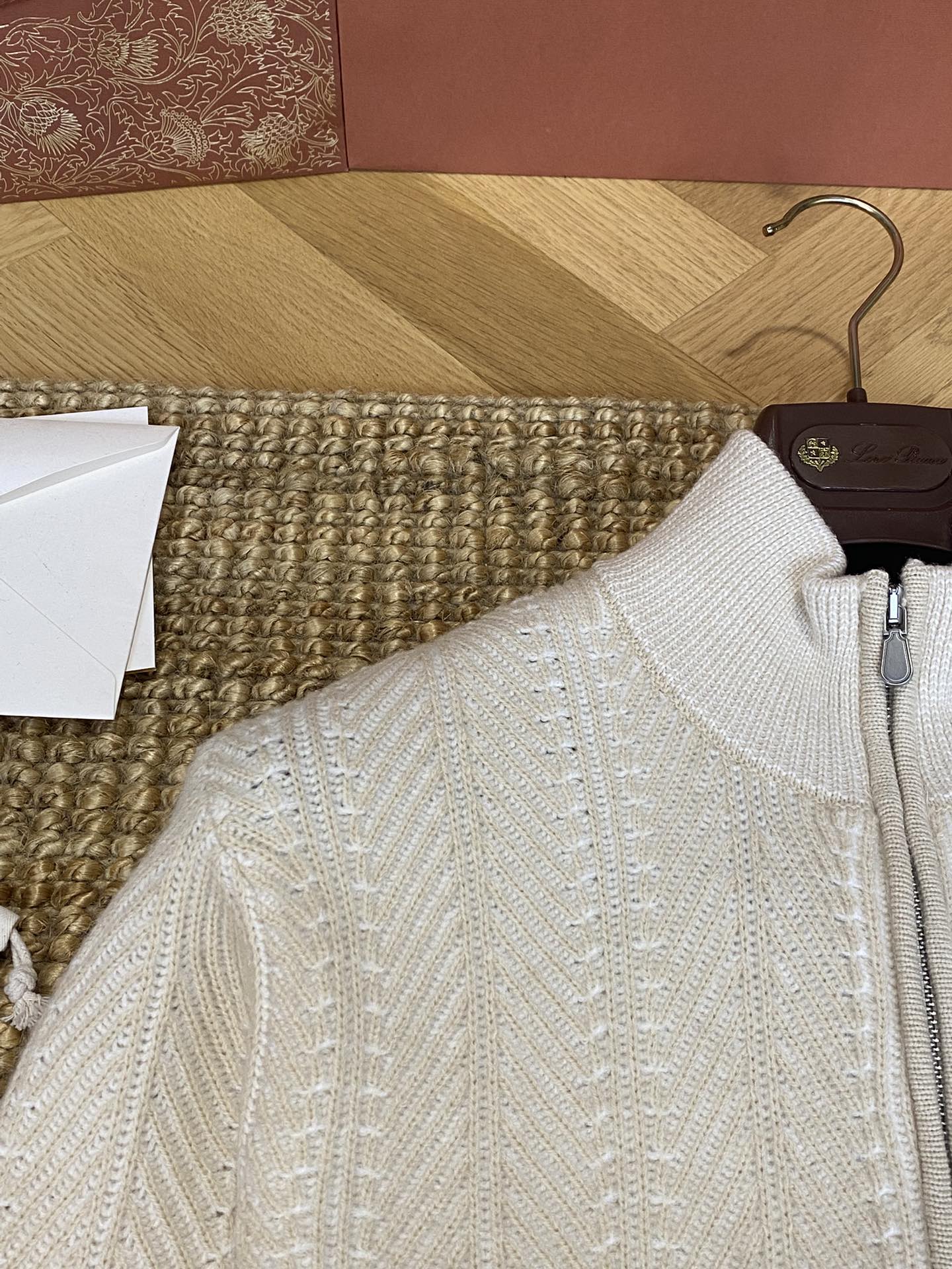 Brunello Cucinelli Strickjacke in Creme mit Stehkragen und Zwei-Wege-Reißverschluss
