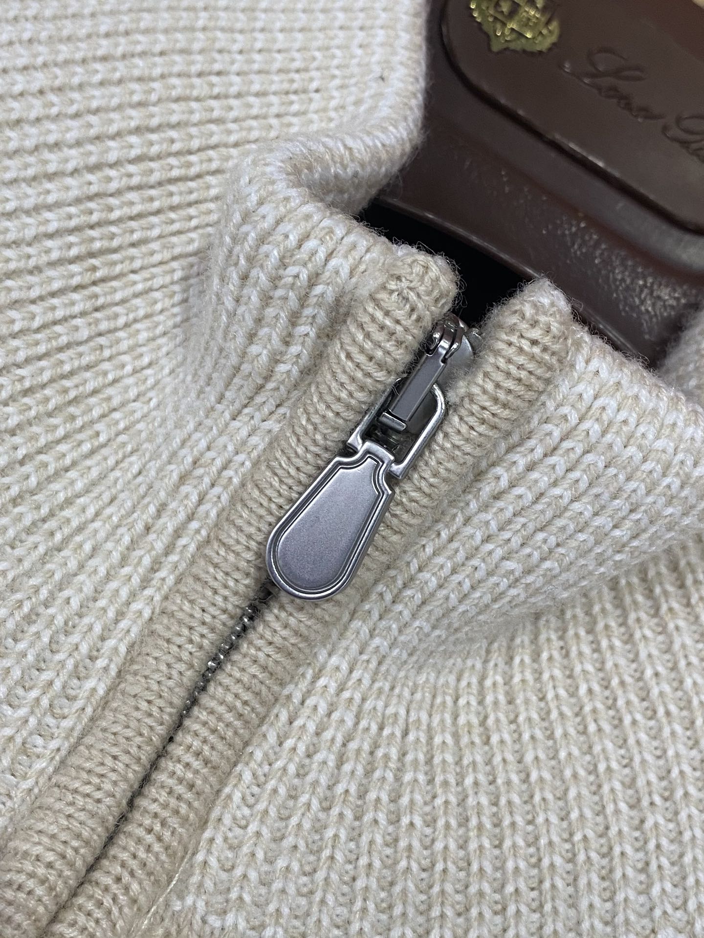 Brunello Cucinelli Strickjacke in Creme mit Stehkragen und Zwei-Wege-Reißverschluss