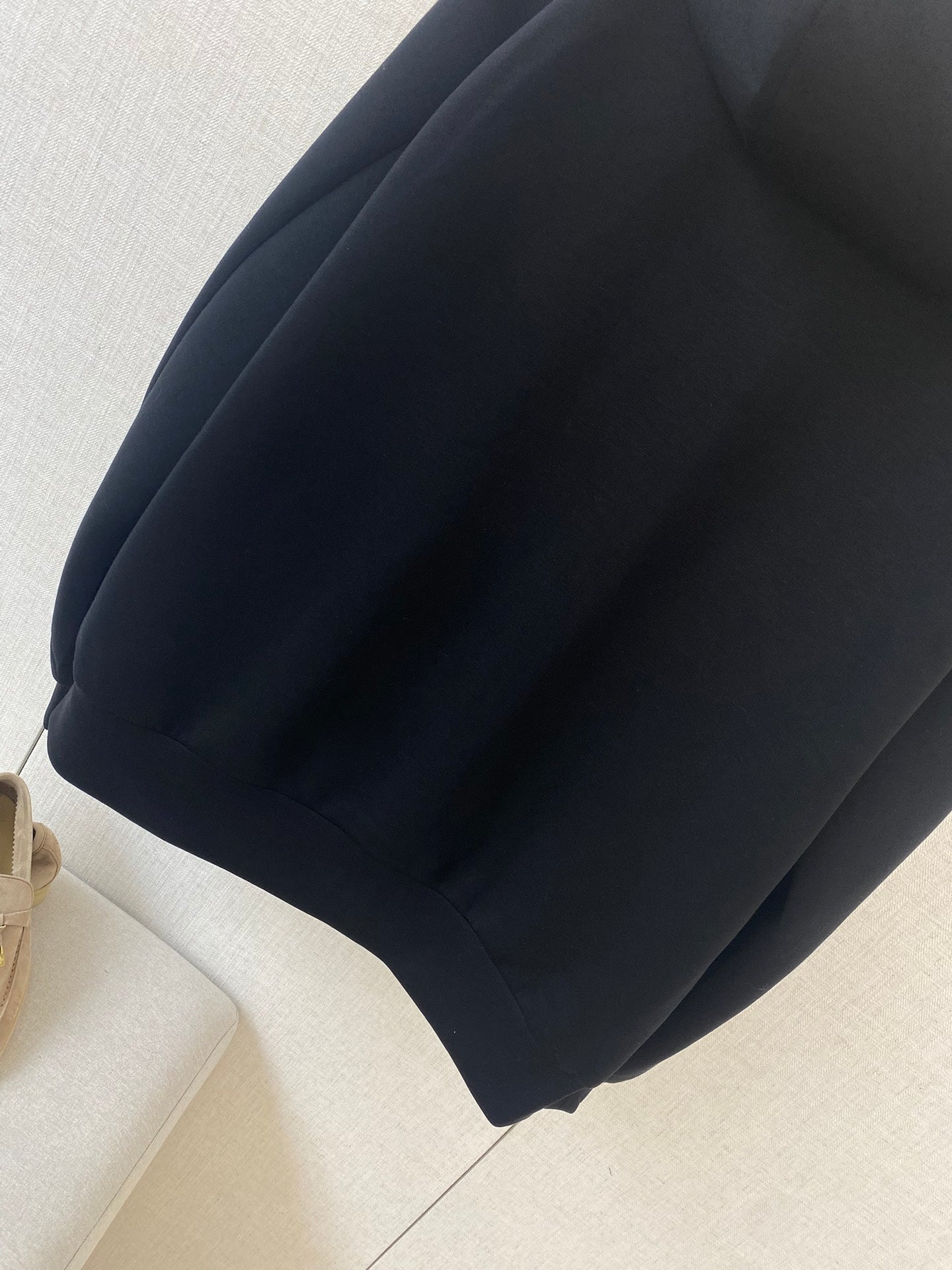 Brunello Cucinelli Hoodie für Herren – Schwarz mit braunen Akzenten & luxuriösem Komfort