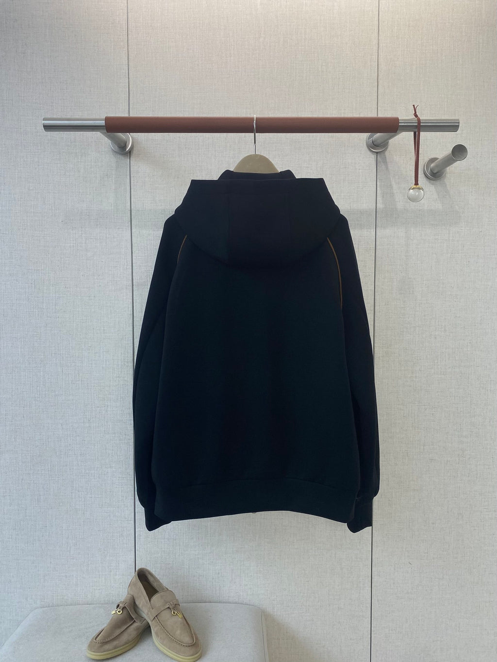 Brunello Cucinelli Hoodie für Herren – Schwarz mit braunen Akzenten & luxuriösem Komfort