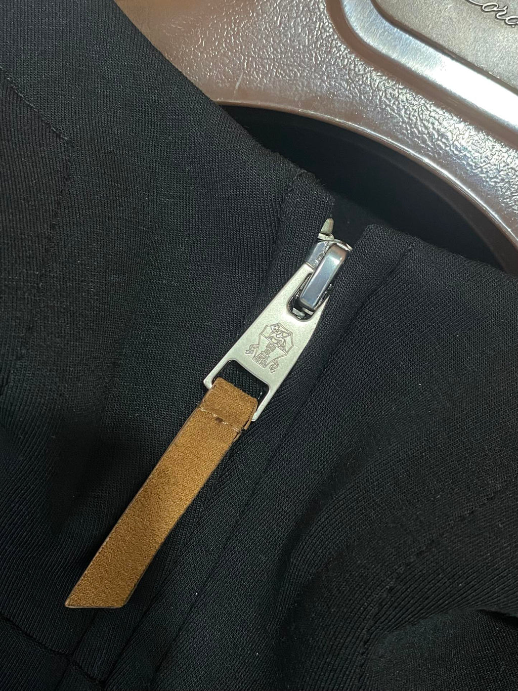 Brunello Cucinelli Hoodie für Herren – Schwarz mit braunen Akzenten & luxuriösem Komfort