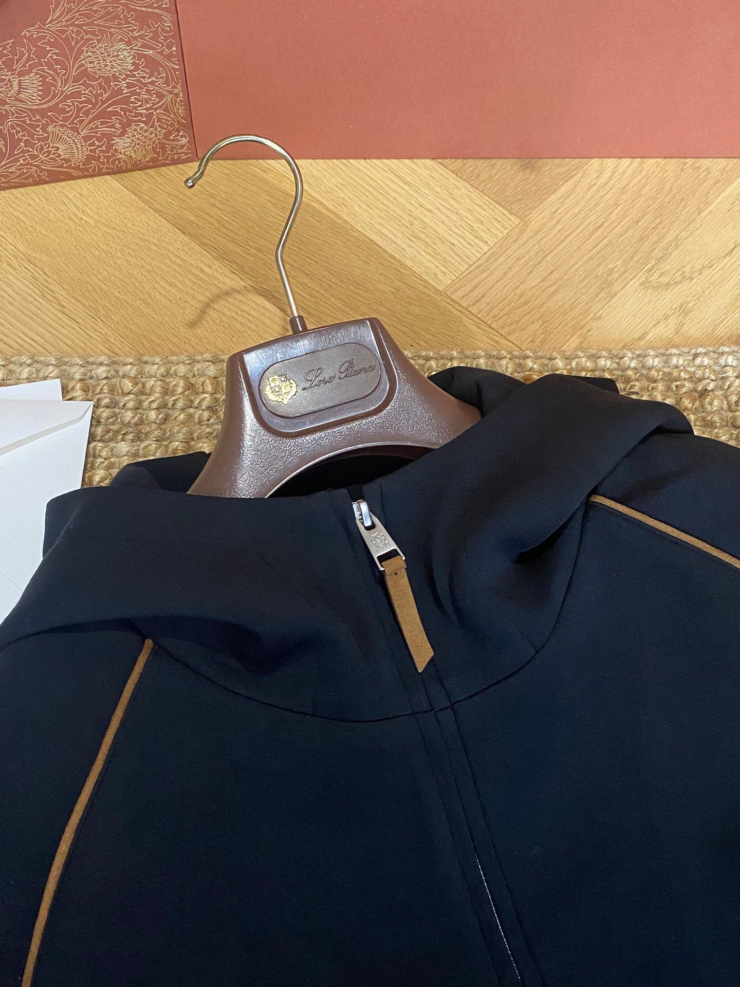 Brunello Cucinelli Hoodie für Herren – Schwarz mit braunen Akzenten & luxuriösem Komfort