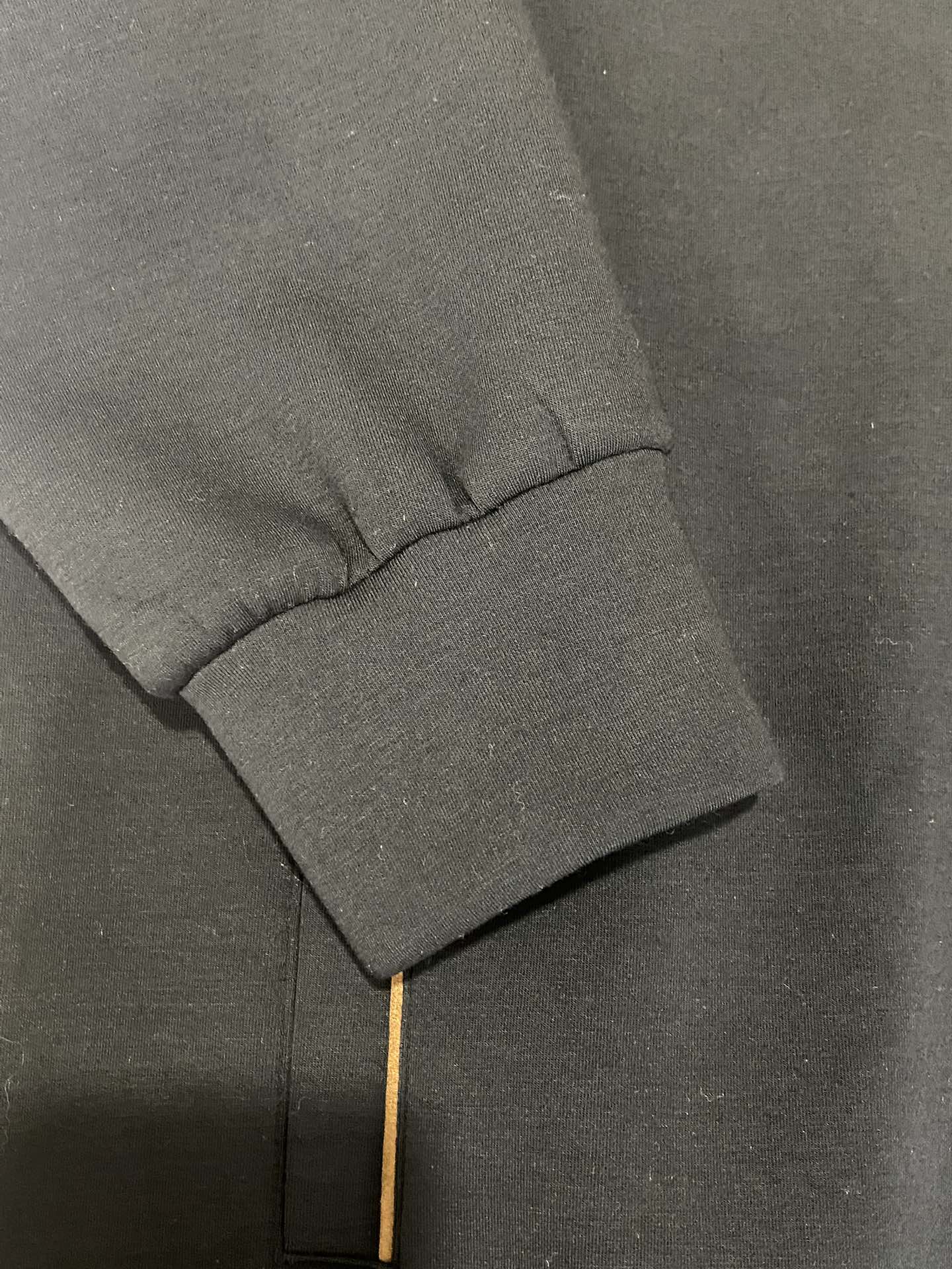 Brunello Cucinelli Hoodie für Herren – Schwarz mit braunen Akzenten & luxuriösem Komfort