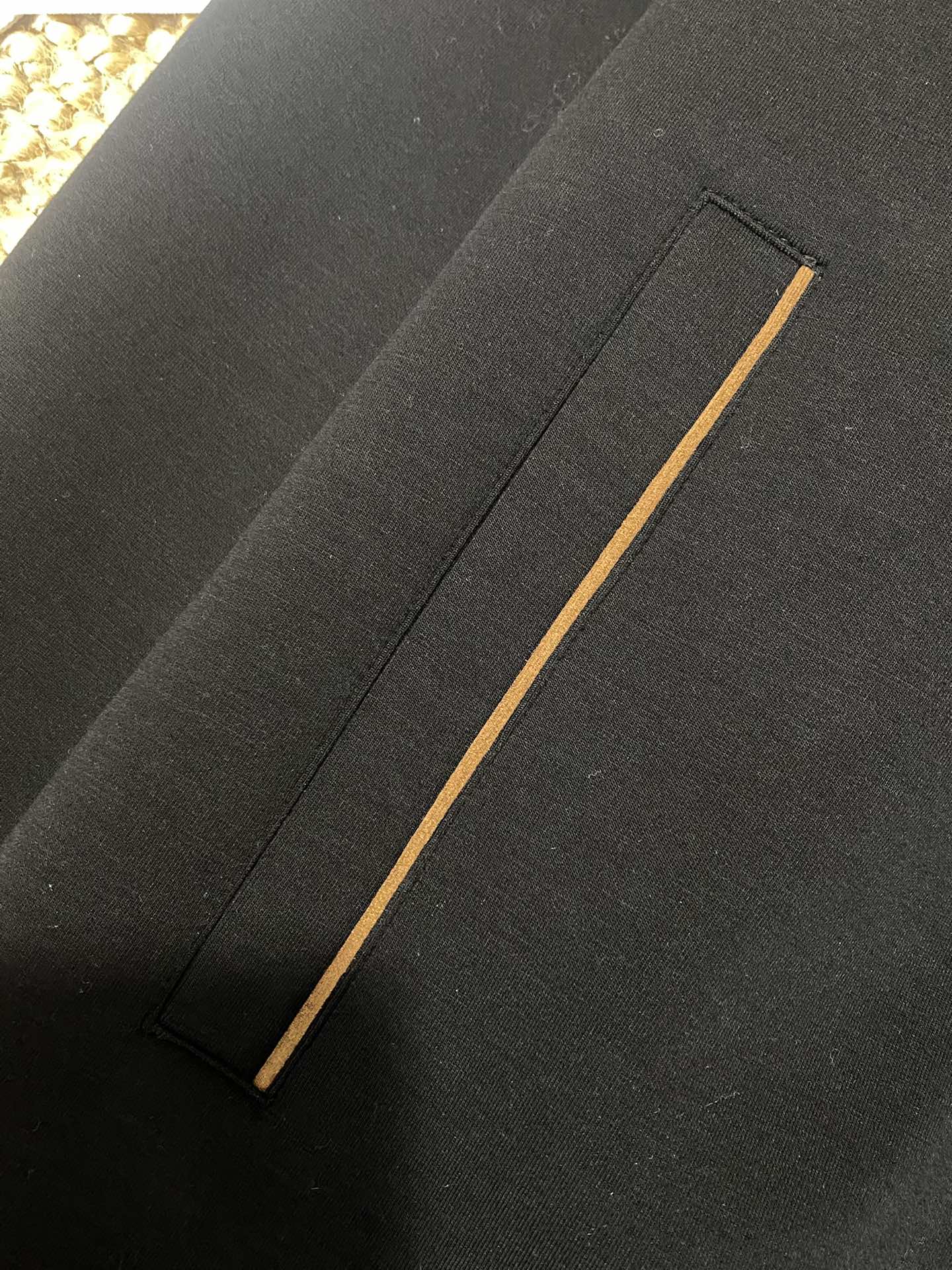 Brunello Cucinelli Hoodie für Herren – Schwarz mit braunen Akzenten & luxuriösem Komfort