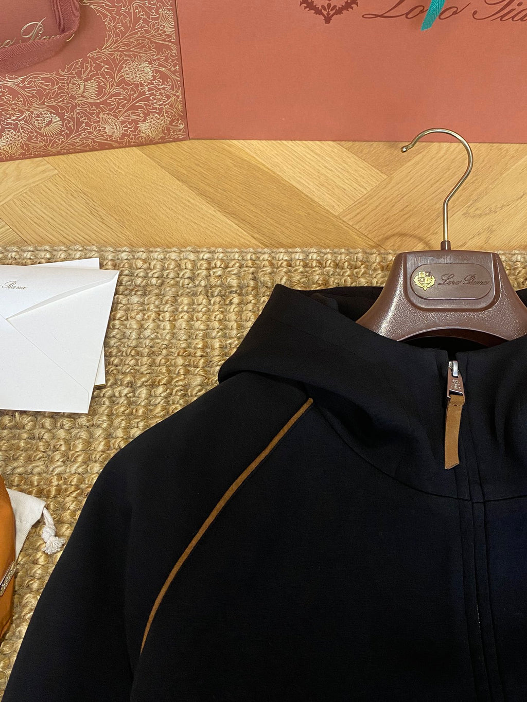 Brunello Cucinelli Hoodie für Herren – Schwarz mit braunen Akzenten & luxuriösem Komfort