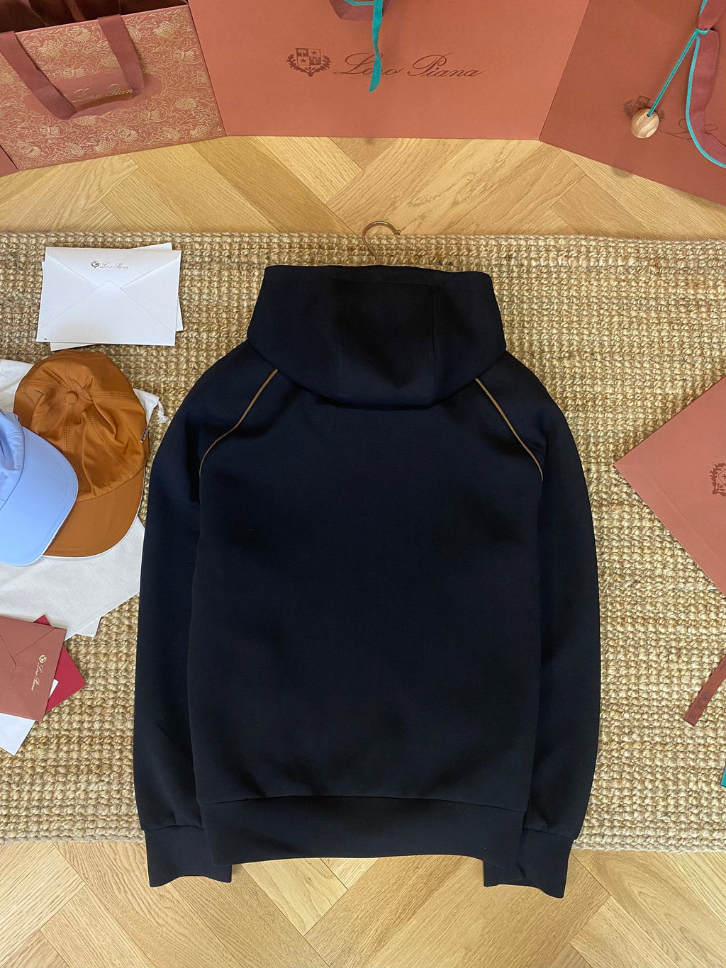 Brunello Cucinelli Hoodie für Herren – Schwarz mit braunen Akzenten & luxuriösem Komfort