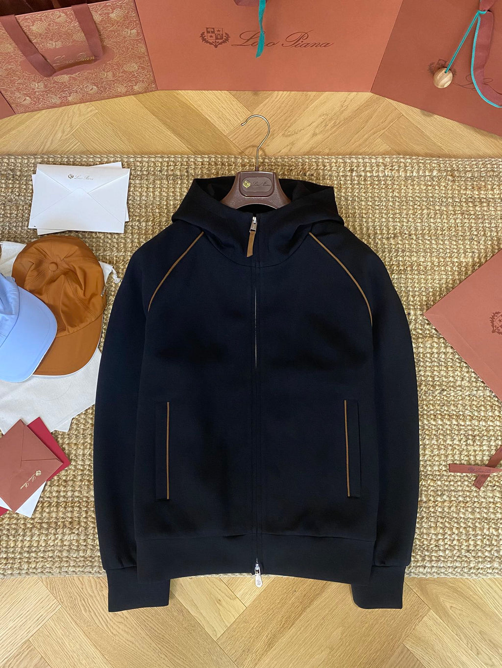 Brunello Cucinelli Hoodie für Herren – Schwarz mit braunen Akzenten & luxuriösem Komfort