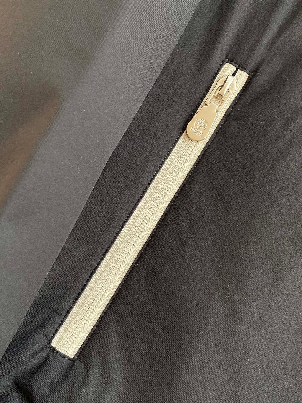 Brunello Cucinelli Jacke in Braun mit Stehkragen, Reißverschluss und warmem Innenfutter