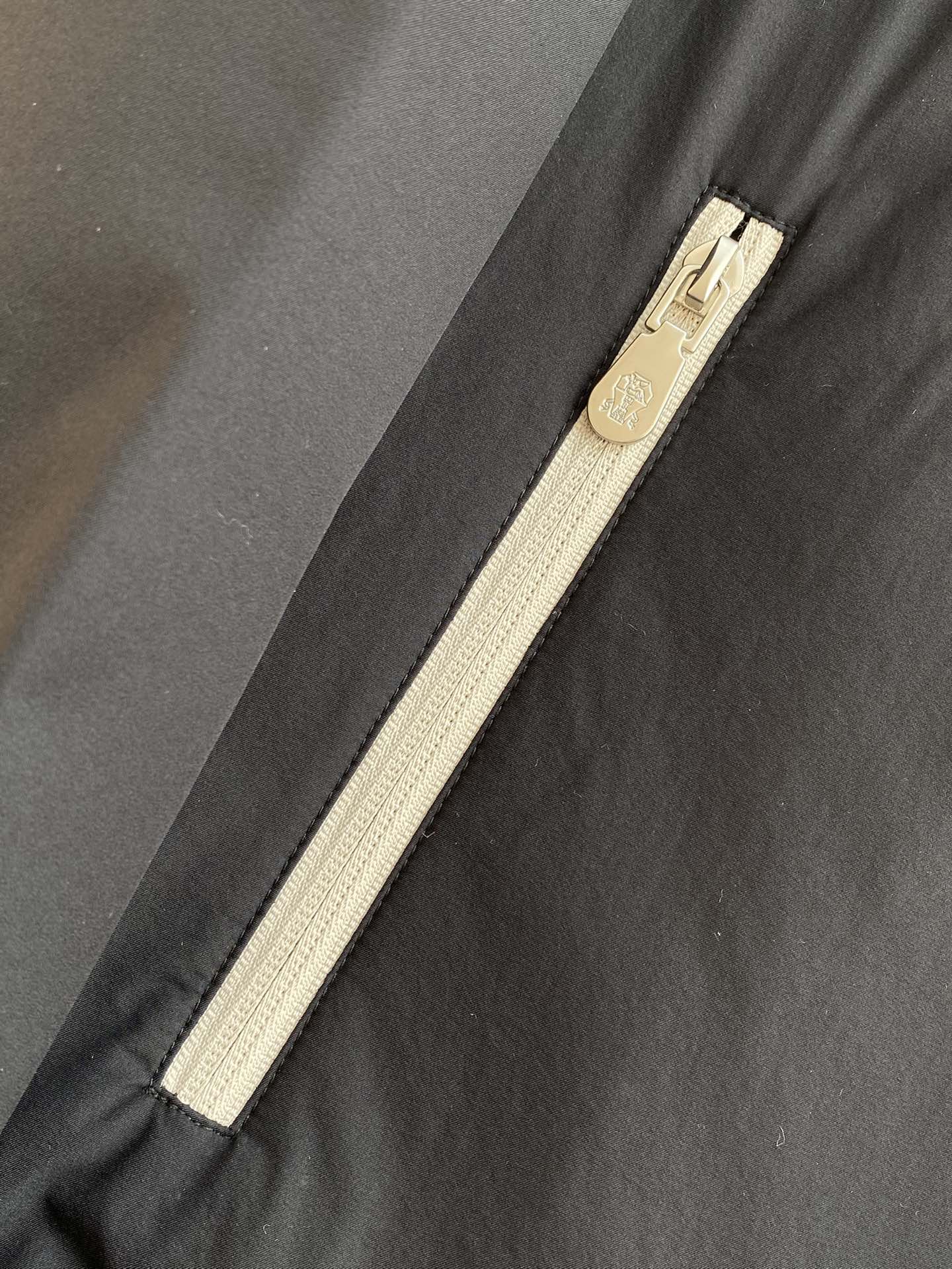 Brunello Cucinelli Jacke in Braun mit Stehkragen, Reißverschluss und warmem Innenfutter