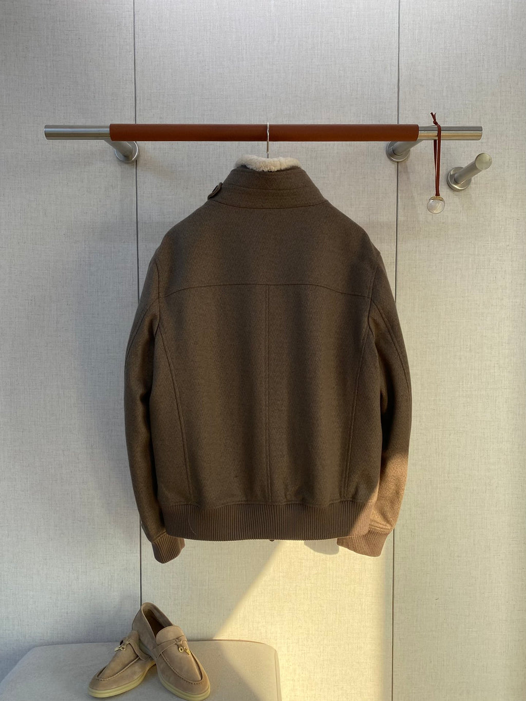 Brunello Cucinelli Jacke in Braun mit Stehkragen, Reißverschluss und warmem Innenfutter