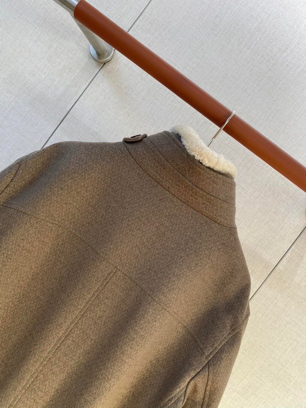 Brunello Cucinelli Jacke in Braun mit Stehkragen, Reißverschluss und warmem Innenfutter