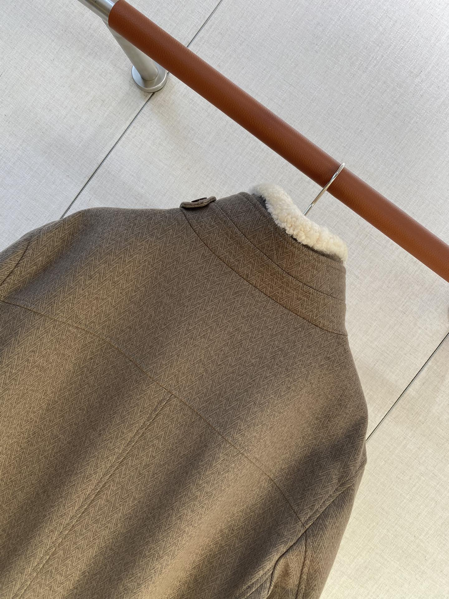 Brunello Cucinelli Jacke in Braun mit Stehkragen, Reißverschluss und warmem Innenfutter