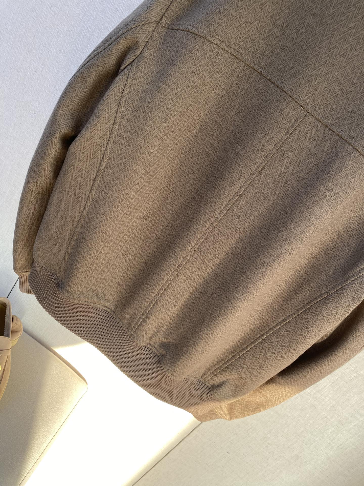 Brunello Cucinelli Jacke In Braun Mit Stehkragen, Warmem Innenfutter und Reißverschluss