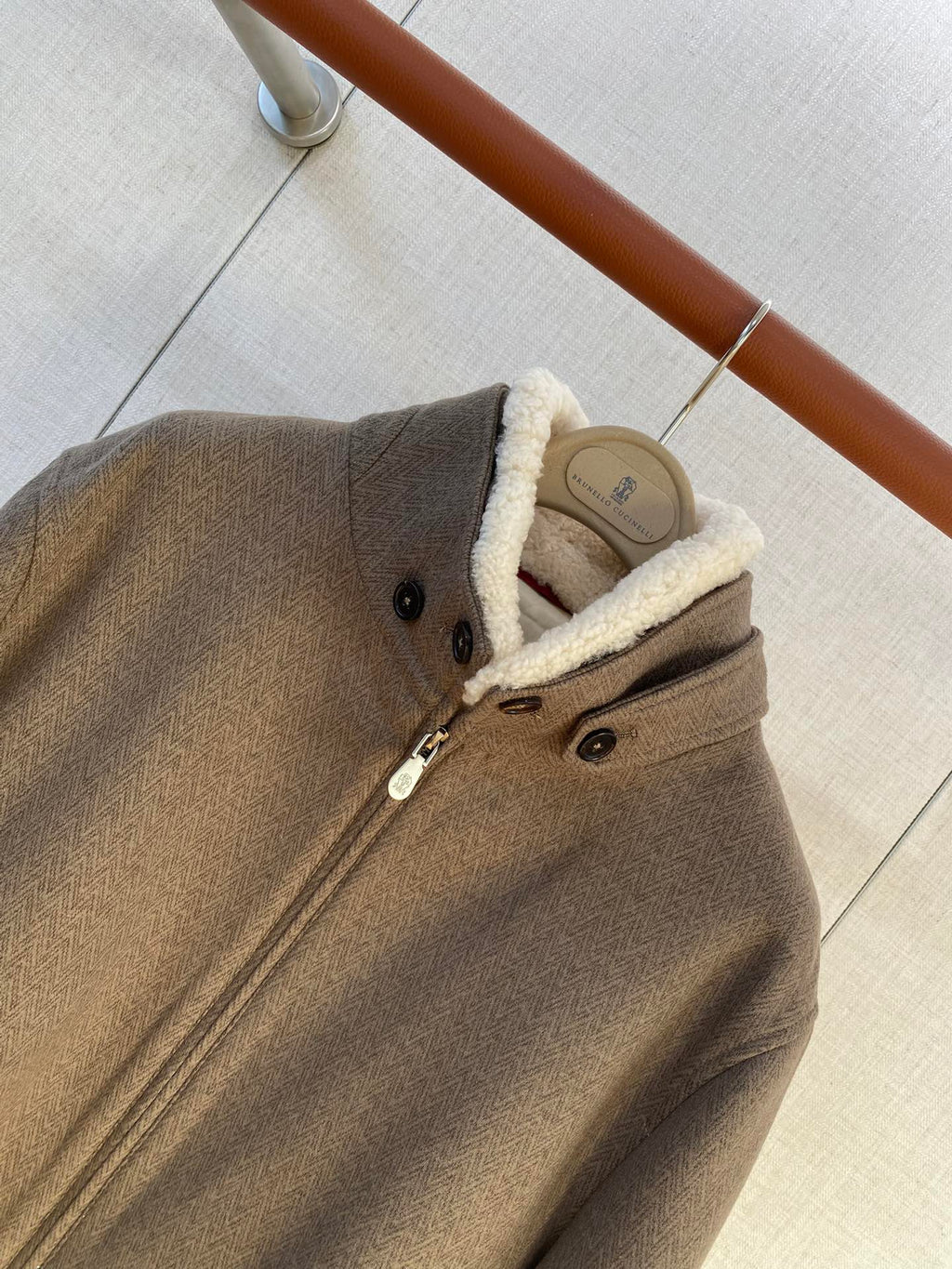 Brunello Cucinelli Jacke in Braun mit Stehkragen, Reißverschluss und warmem Innenfutter