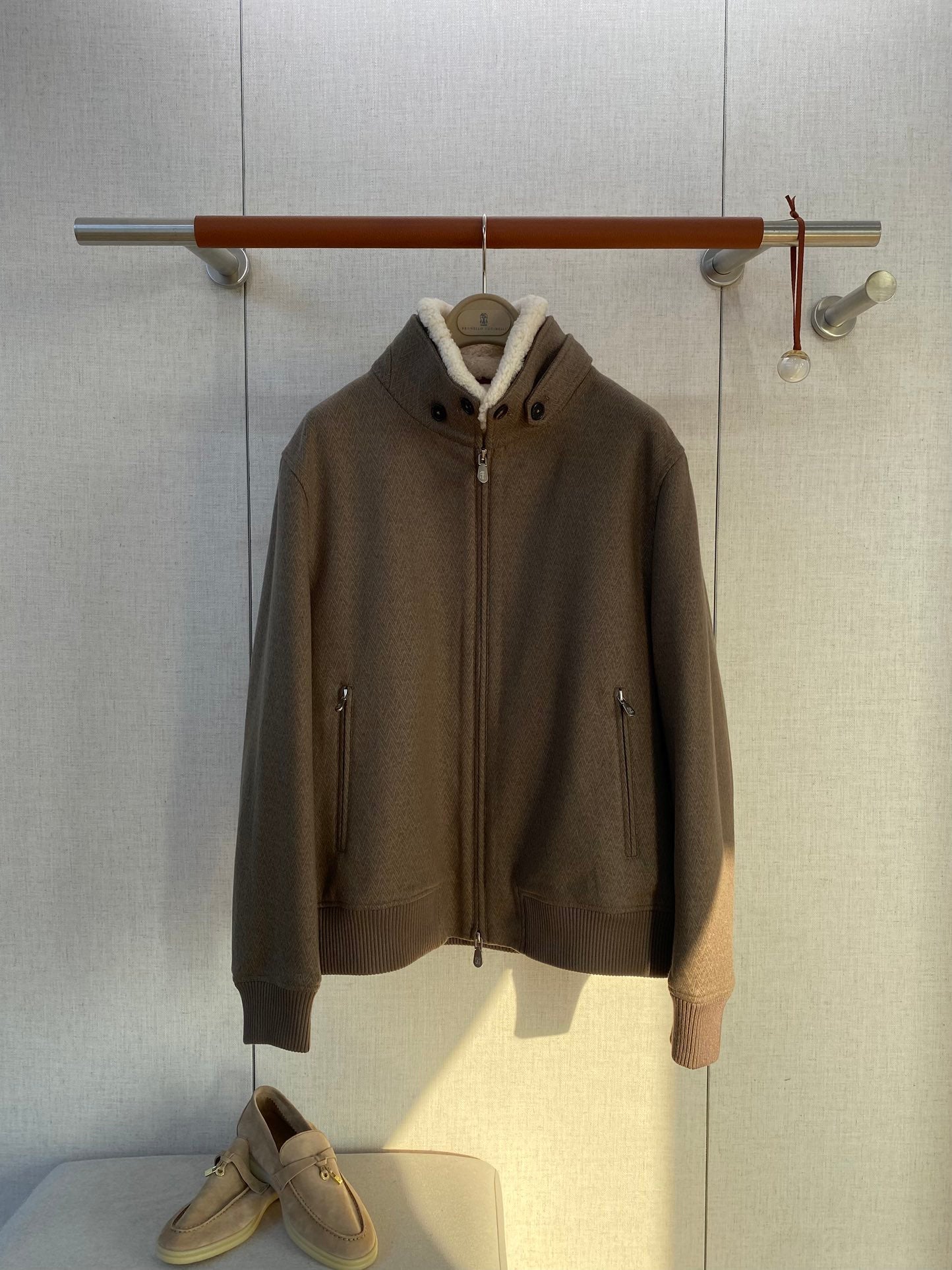 Brunello Cucinelli Jacke In Braun Mit Stehkragen, Warmem Innenfutter und Reißverschluss