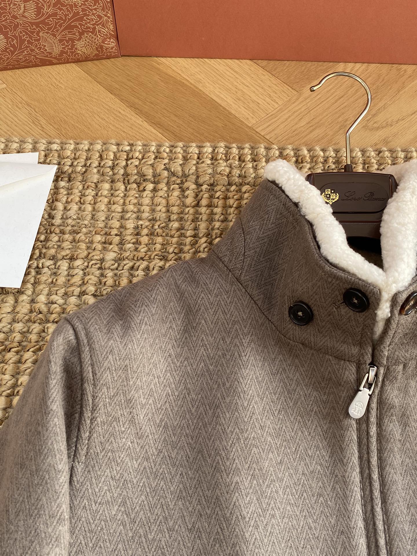 Brunello Cucinelli Jacke in Braun mit Stehkragen, Reißverschluss und warmem Innenfutter