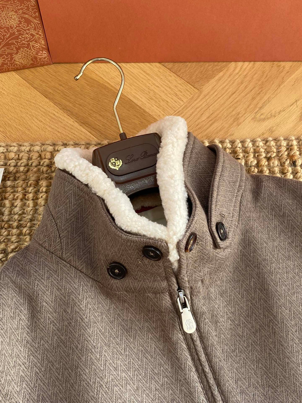 Brunello Cucinelli Jacke in Braun mit Stehkragen, Reißverschluss und warmem Innenfutter