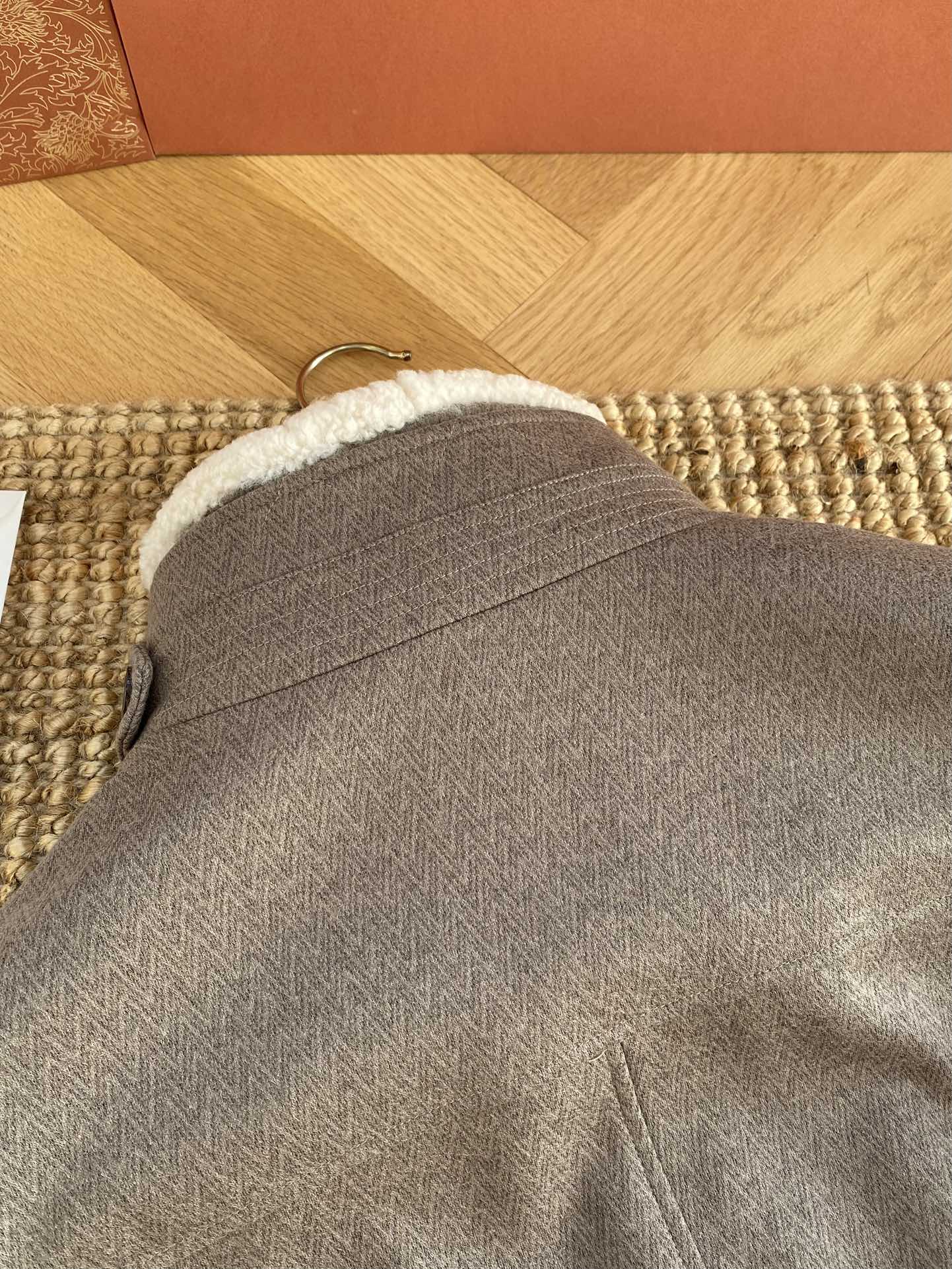 Brunello Cucinelli Jacke in Braun mit Stehkragen, Reißverschluss und warmem Innenfutter