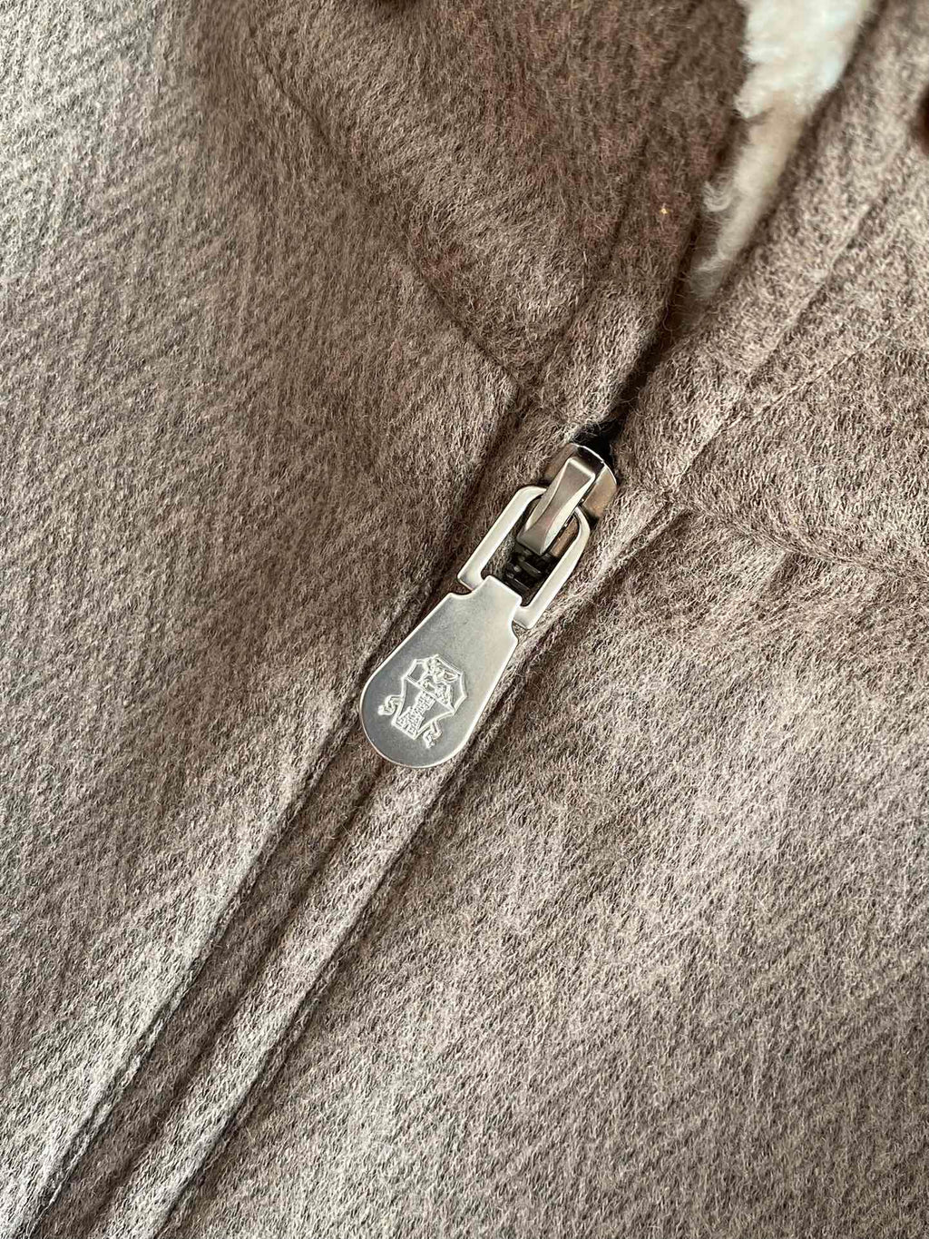 Brunello Cucinelli Jacke In Braun Mit Stehkragen, Warmem Innenfutter und Reißverschluss