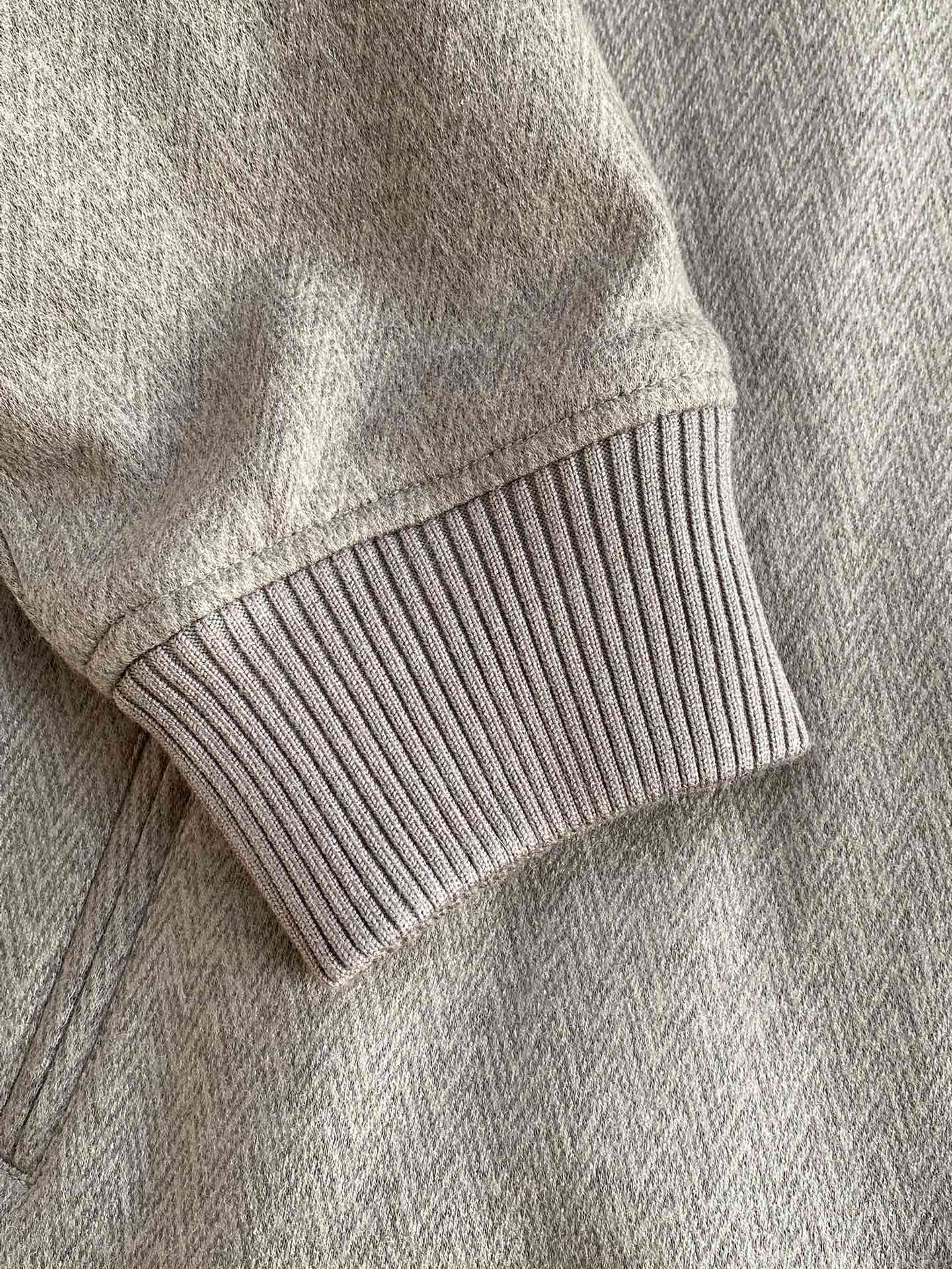 Brunello Cucinelli Jacke In Braun Mit Stehkragen, Warmem Innenfutter und Reißverschluss