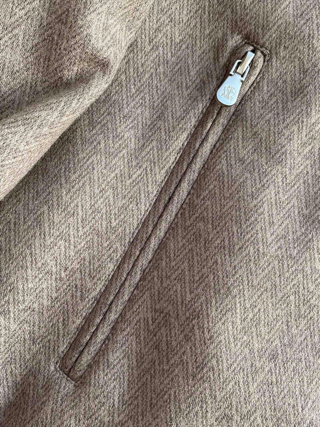 Brunello Cucinelli Jacke In Braun Mit Stehkragen, Warmem Innenfutter und Reißverschluss