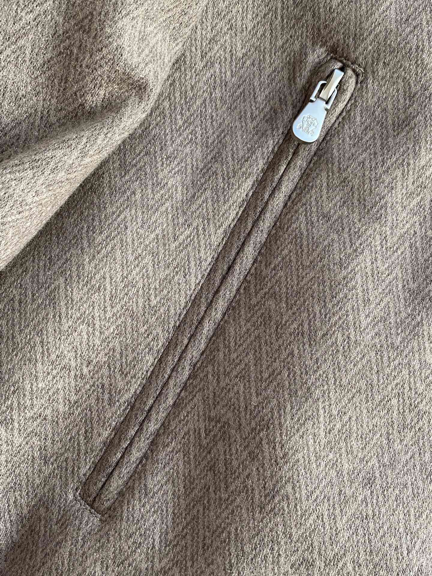 Brunello Cucinelli Jacke in Braun mit Stehkragen, Reißverschluss und warmem Innenfutter