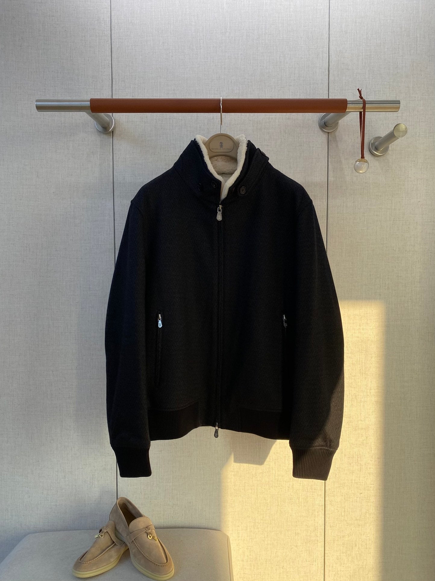 Brunello Cucinelli Jacke In Dunkelblau Mit Stehkragen, Reißverschluss und weichem Innenfutter