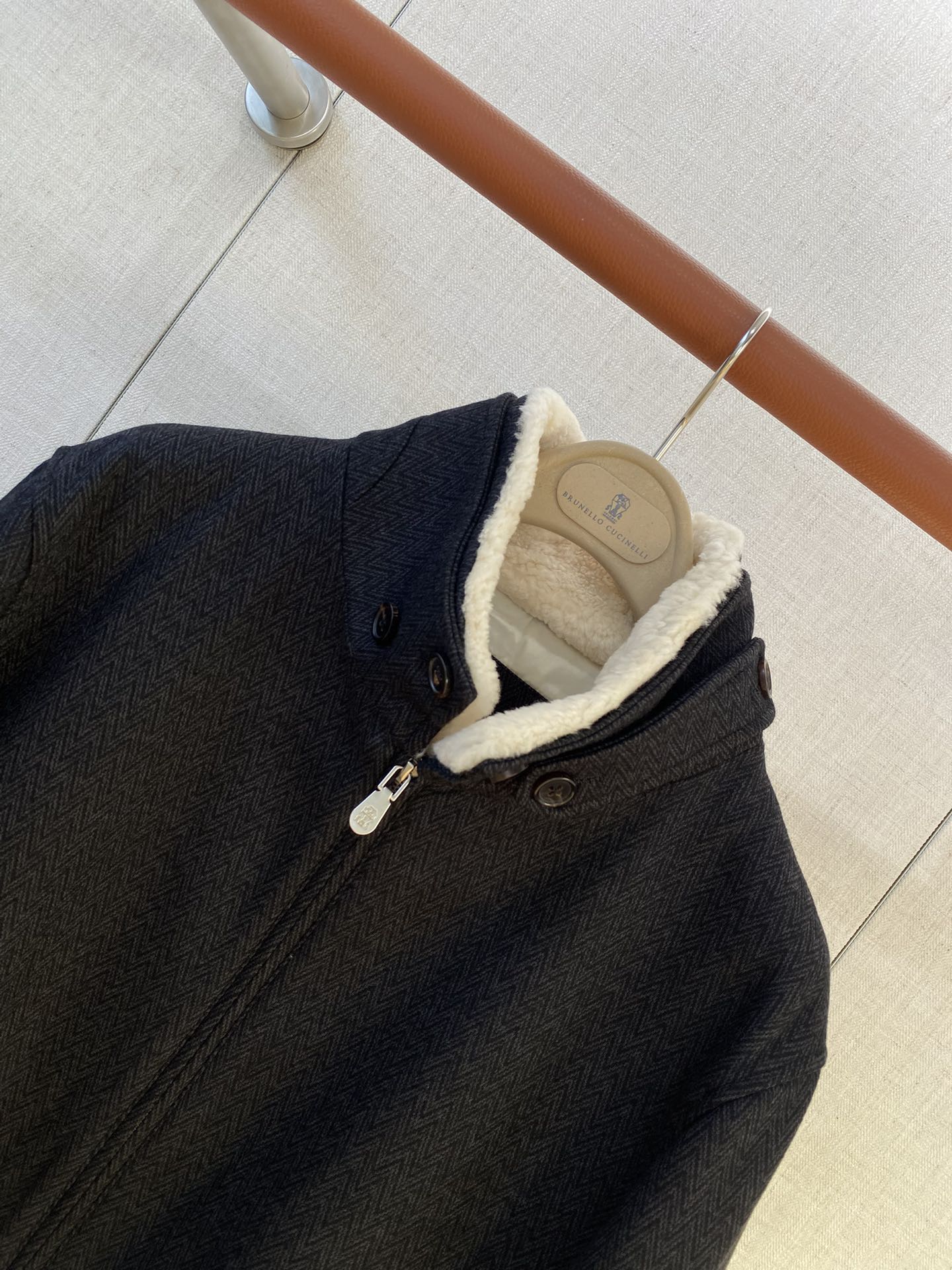 Brunello Cucinelli Jacke In Dunkelblau Mit Stehkragen, Reißverschluss und weichem Innenfutter