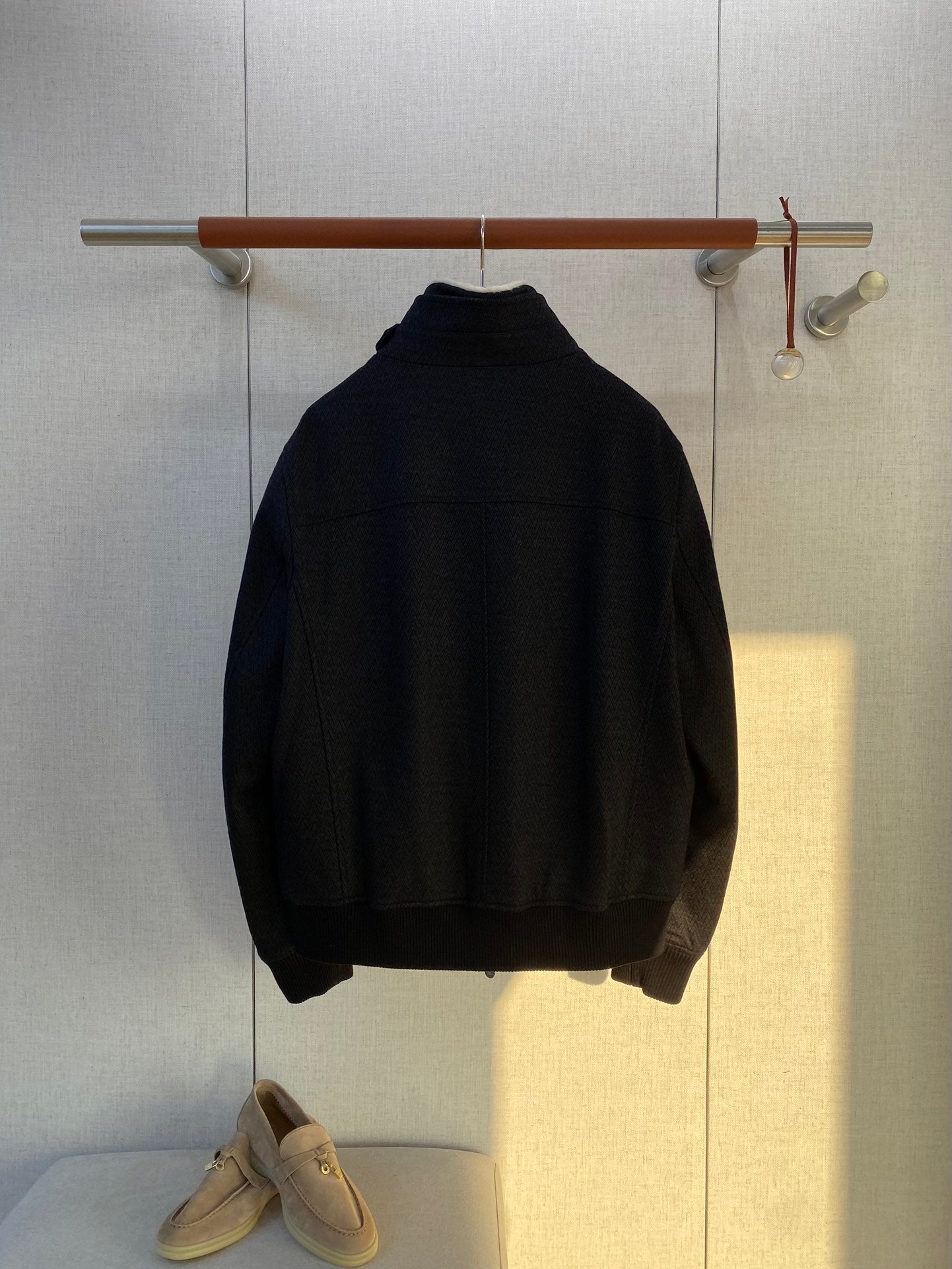 Brunello Cucinelli Jacke In Dunkelblau Mit Stehkragen, Reißverschluss und weichem Innenfutter