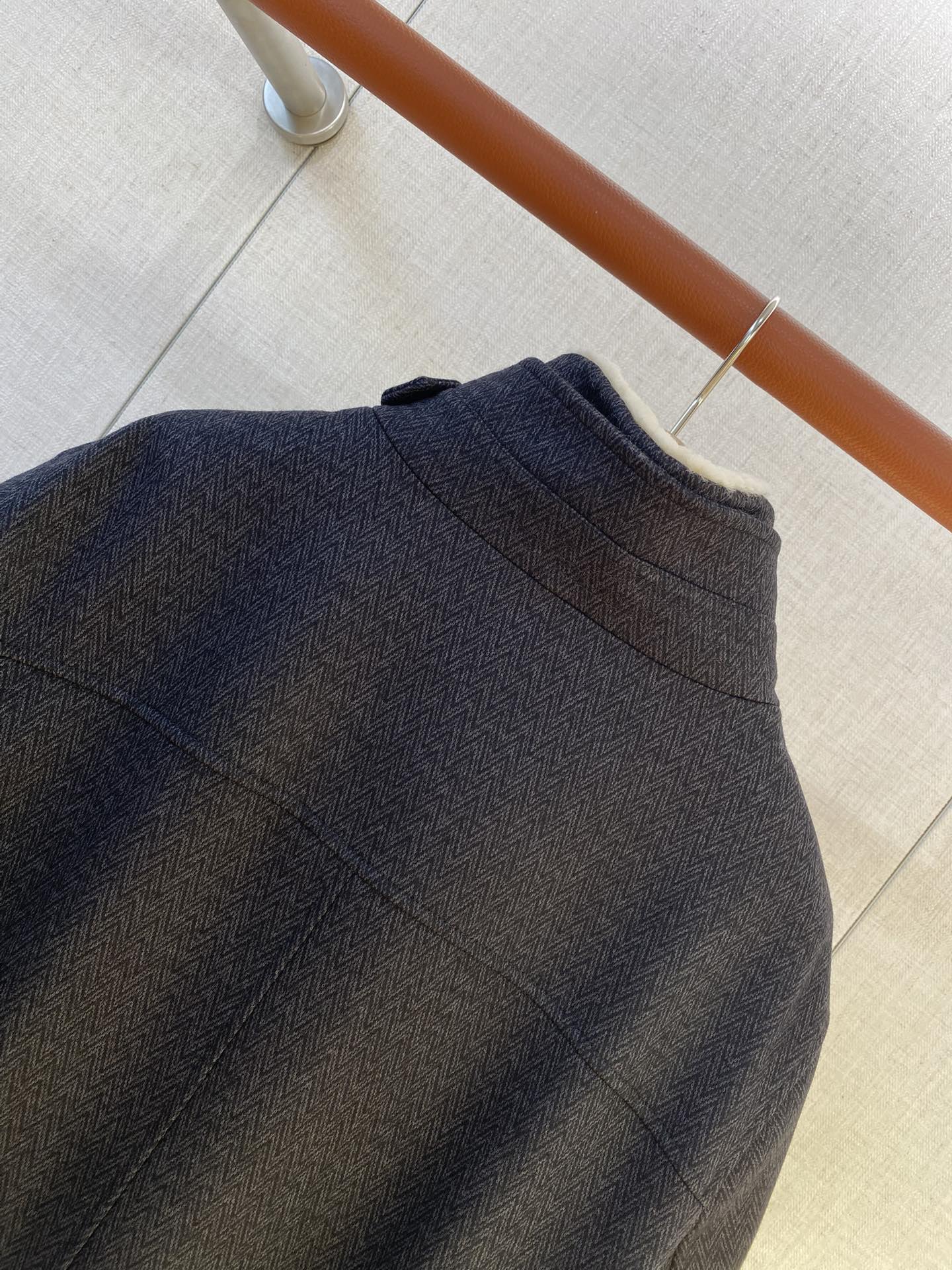 Brunello Cucinelli Jacke In Dunkelblau Mit Stehkragen, Reißverschluss und weichem Innenfutter